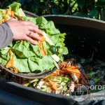 Много градинари използват компост за органично торене, като го приготвят от всички видове растителни отпадъци.