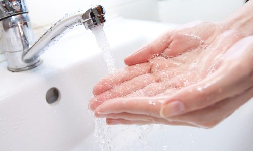 يجب على الشخص السليم الحفاظ على نظافة أيديهم.